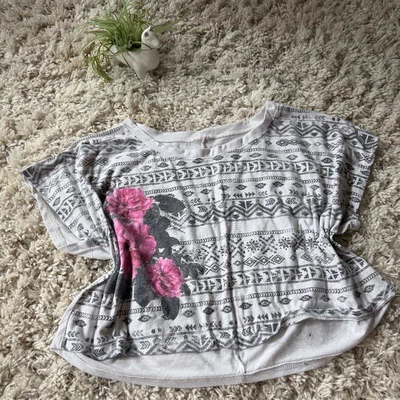 Tops - Chic Women's Short Sleeve Top with Gray and Pink Floral Design. Add a touch of e